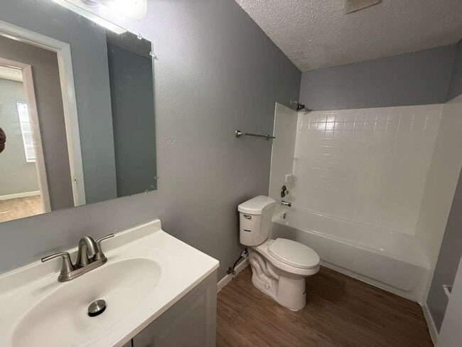 Photo - Cute, Coxy & Upgraded 2/1 Duplex!! Apply for FREE This Holiday Season! Apartment