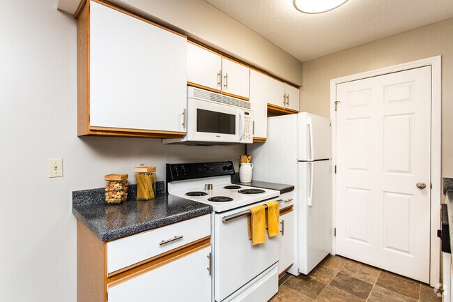 1BR, 1BA - 724 SF - The Cove at Cooper Lakes