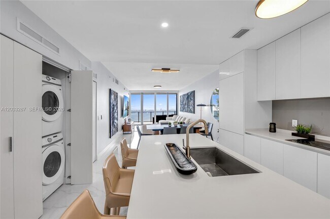 Foto del edificio - 700 NE 24th St
