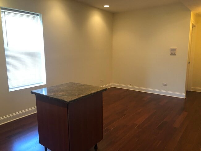 Building Photo - 7208 N Wolcott Ave