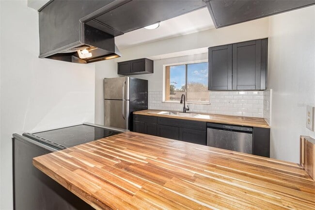 Building Photo - 1000 Lake of the Woods Blvd