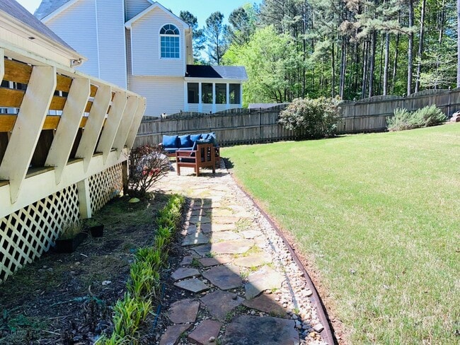 Building Photo - Welcome home! 3 bed, 2.5 bath, large walk ...