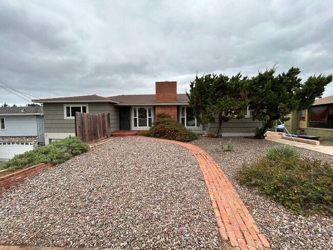 Building Photo - 5 Bedroom, 3 Bath in College Area!!