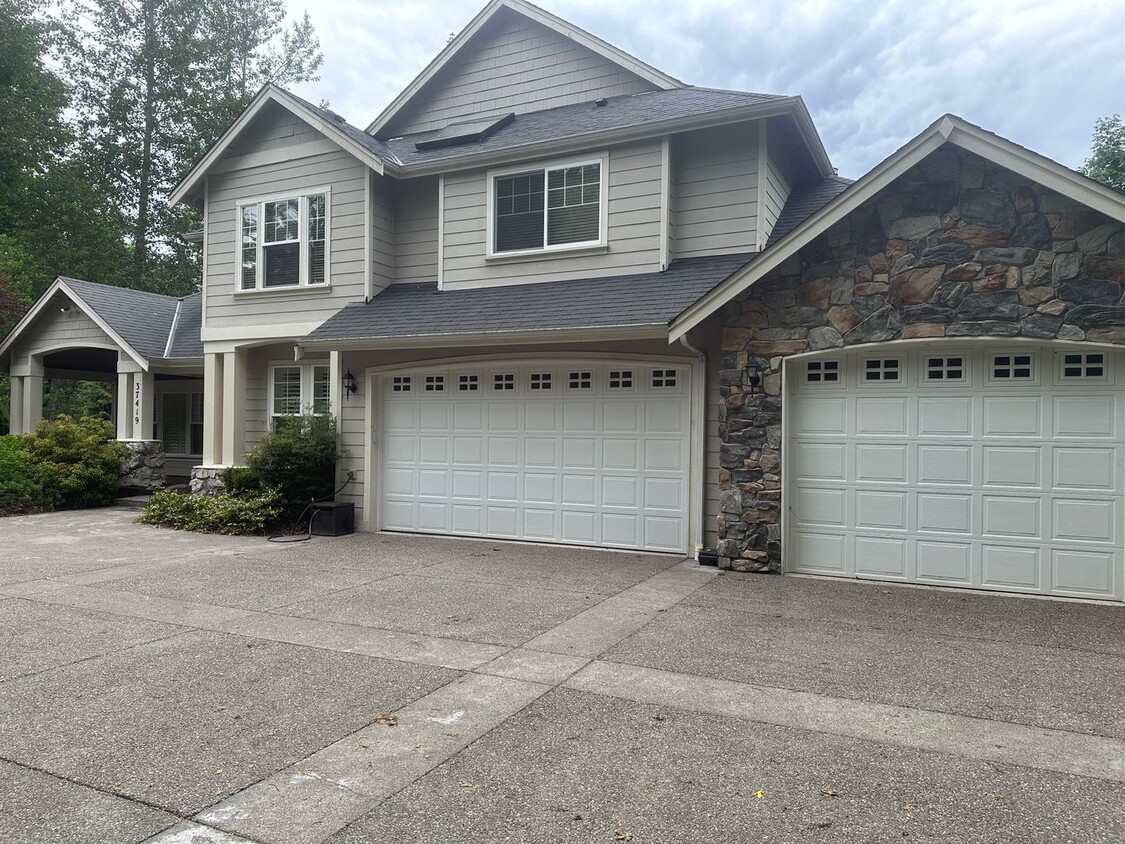 Primary Photo - Welcome to the executive home in Snoqualmie