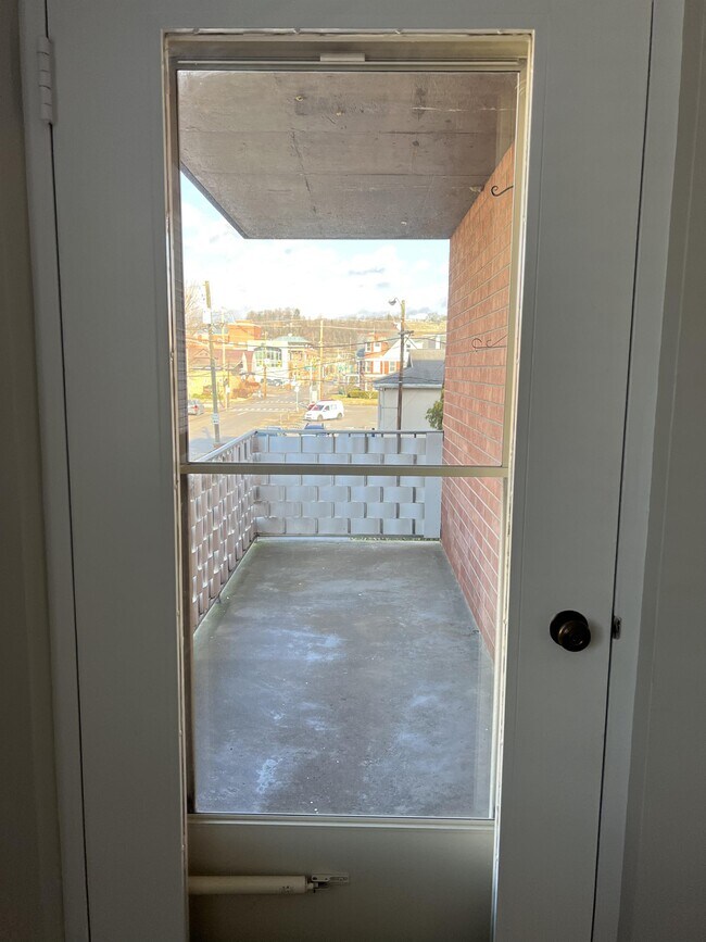 1202 Kanawha Blvd E Unit 1C, Charleston, WV 25301 Room for Rent in