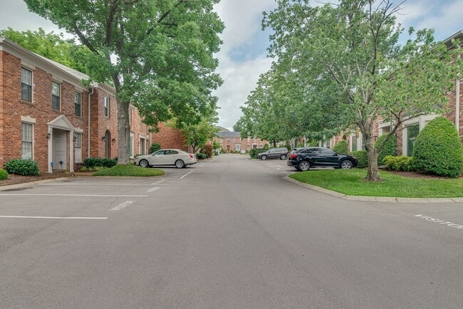 Building Photo - 2040 Graybar Ln