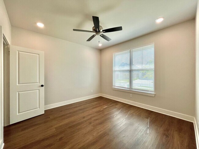 Foto del edificio - 7012 Hillside Ave