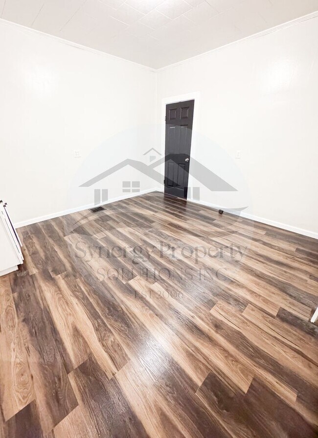 Building Photo - Crestline Home Available Now