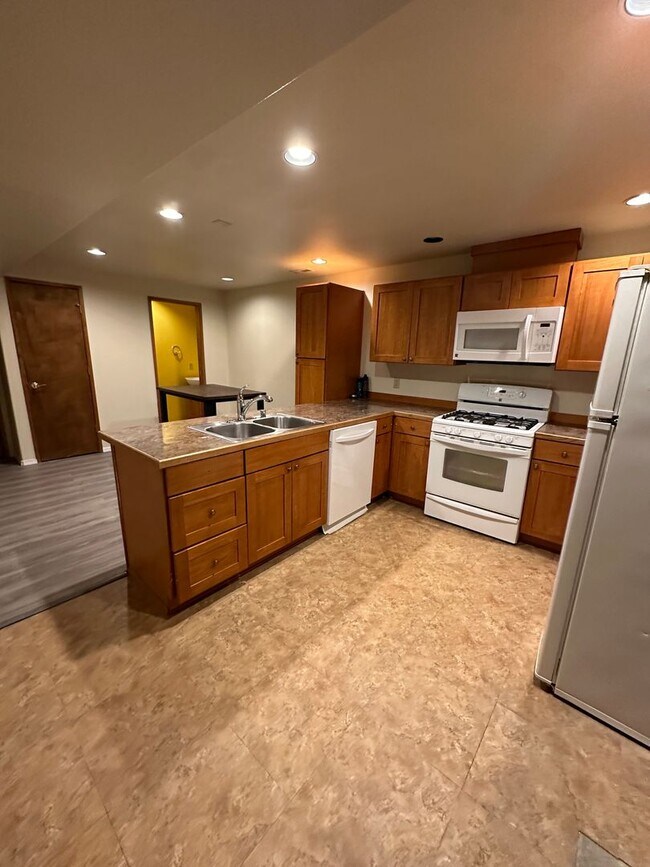 Foto del edificio - Issaquah Schools, bottom floor home unit w...