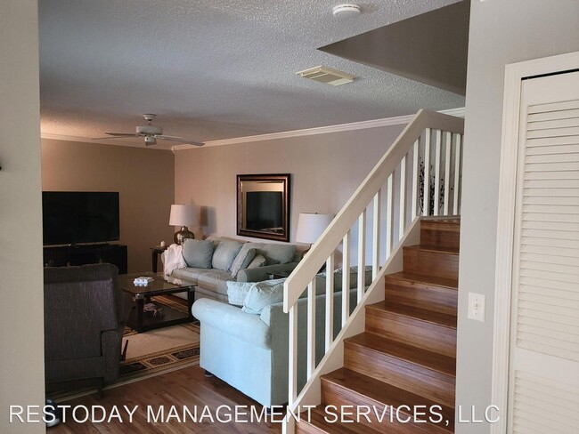 Building Photo - 2 br, 2.5 bath House - 2704 SE King Arthur...
