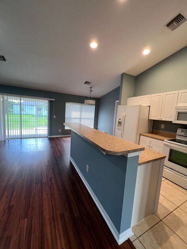 Foto del edificio - Charming 3-bedroom, 2-bath single-family home with a garage.