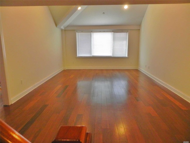 Foto del edificio - 171 Great Neck Rd