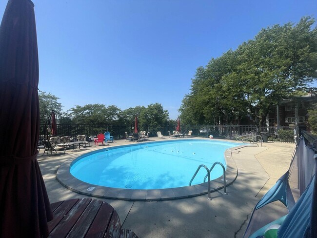 Foto del edificio - 215 Country Club Dr