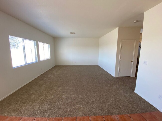 Foto del edificio - LARGE HOME IN GOLF SUBDIVISION OF JOHNSON ...