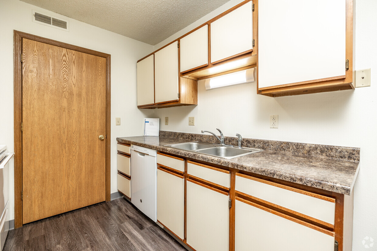 Primary Photo - Raintree Apartments