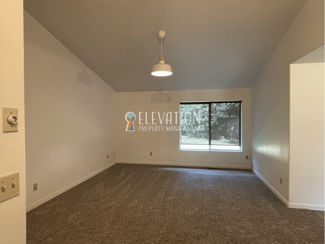 Building Photo - 61875 Avonlea Cir