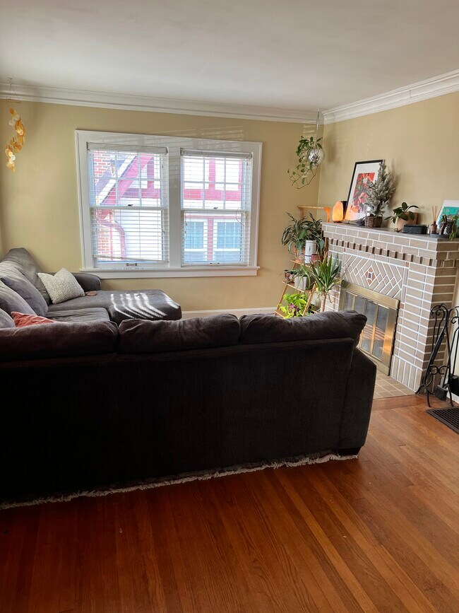 Living room - 316 E 69th Ter