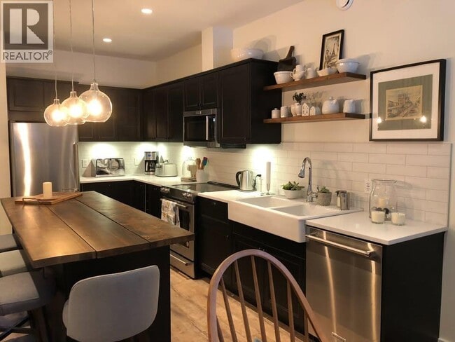 Building Photo - 721 Wellington Dr