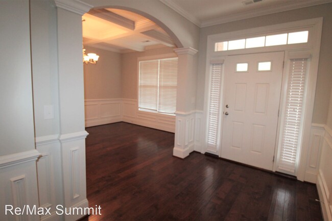 Building Photo - 4 br, 3 bath House - 2880 Bragg Way