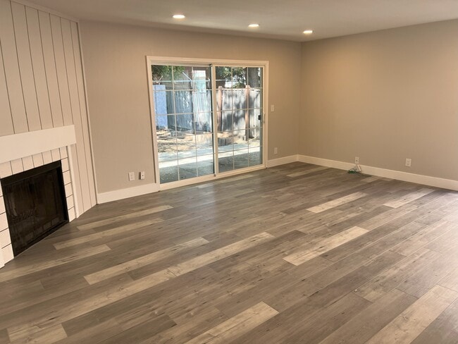Building Photo - 5177 Oxbow Ct
