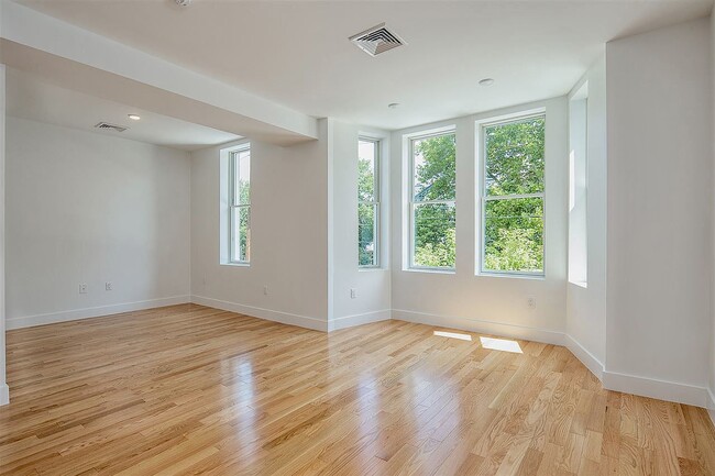 Building Photo - 57 Hudson Pl
