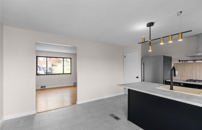 Building Photo - 548B Firethorne Dr