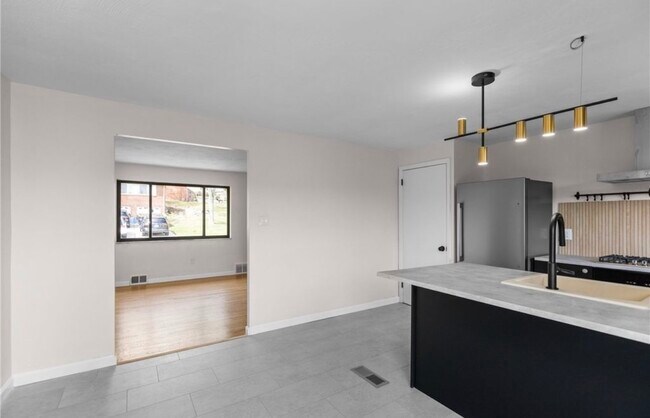 Foto del edificio - 548B Firethorne Dr