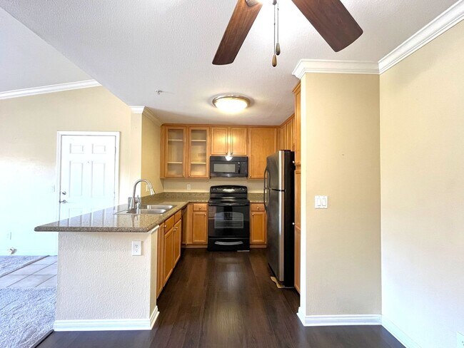 Foto del edificio - 1BR Condo with Private Balcony, Central A/C & Community Amenities in Corona