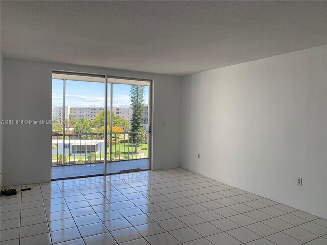 Building Photo - 2859 Leonard Dr