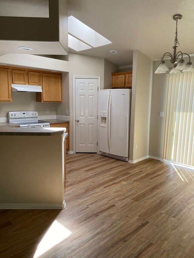 Foto del edificio - Great location, 3 bedroom house with large...