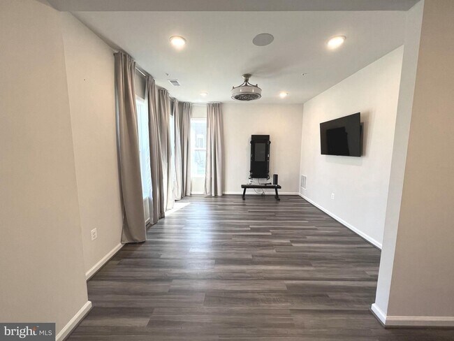 Building Photo - Gorgeous end of group townhouse with 4 lux...