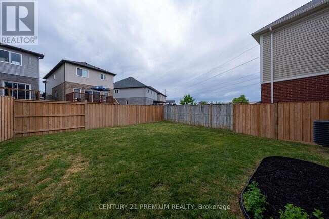 Building Photo - 685 Doon S Dr