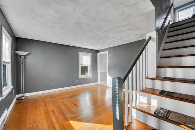 Foto del edificio - 10 Maplewood Dr