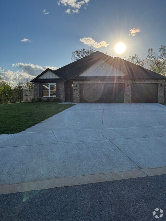 Building Photo - 3812 SW Pinecrest Dr