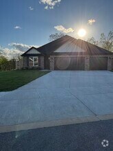 Building Photo - 3812 SW Pinecrest Dr