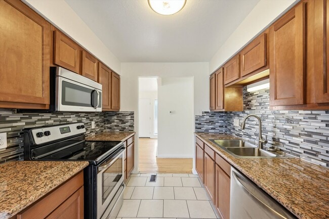 Building Photo - Spacious 3 Bedroom Home | 2 Bonus Rooms, Huge Yard & Detached 2-Car Garage