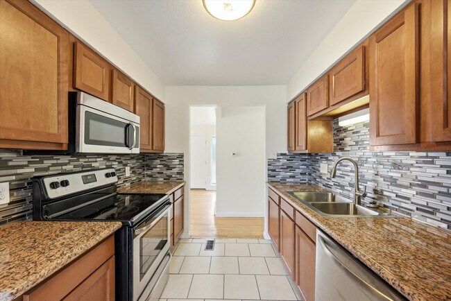 Foto del edificio - Spacious 3 Bedroom Home | 2 Bonus Rooms, Huge Yard & Detached 2-Car Garage