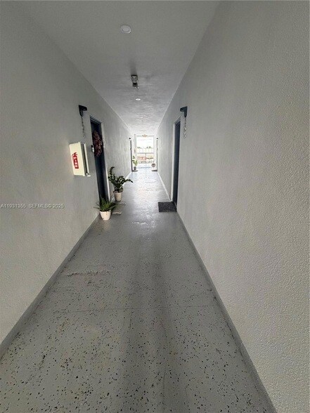 Building Photo - 853 E 24th St