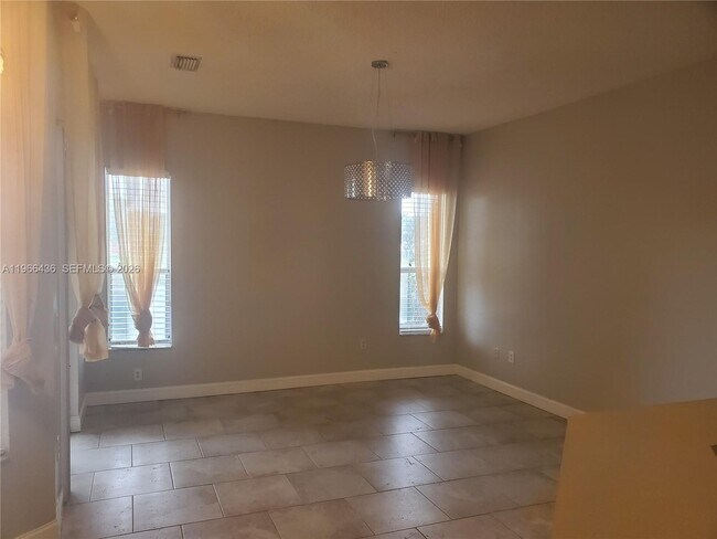 Building Photo - 1821 SE 14th Cir