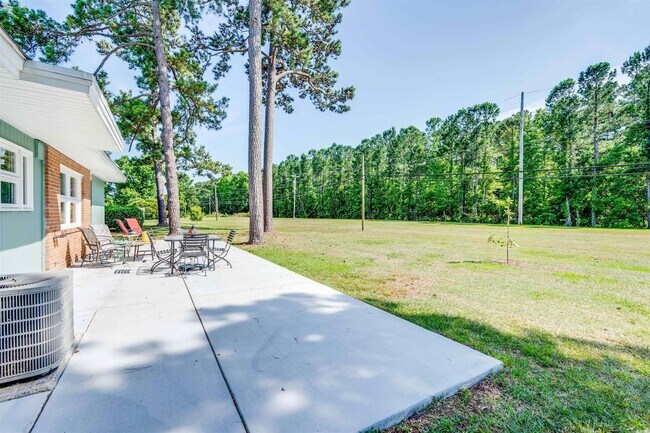 Building Photo - 3747 Spruce Dr