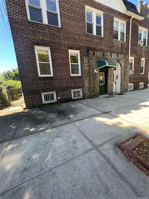 Primary Photo - 39-18-39208 208th St