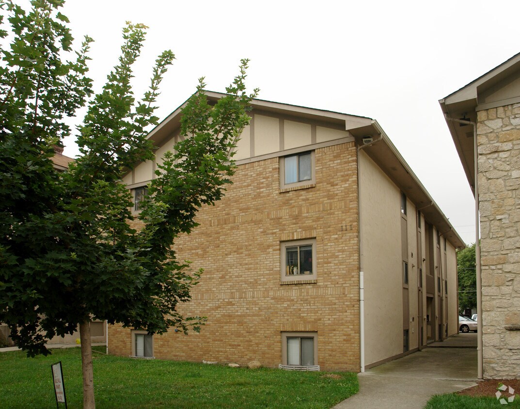 Primary Photo - 111 E Norwich Ave