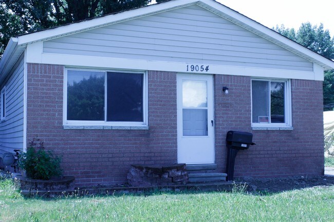 Building Photo - 3 br, 1 bath House - 19054 E 13 Mile Rd