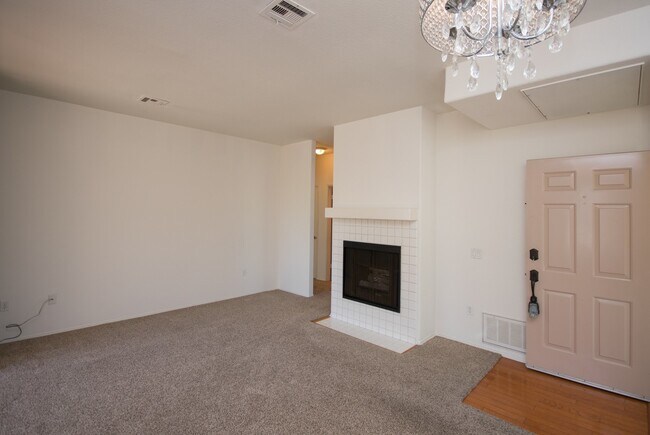 Foto del edificio - Beautiful Upstairs 2bd/2bth Condo in Carme...