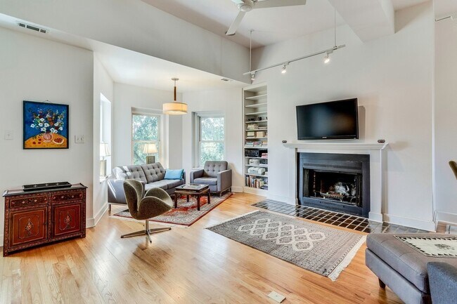 Building Photo - Stunning Sun-Drenched Penthouse in Perfect...