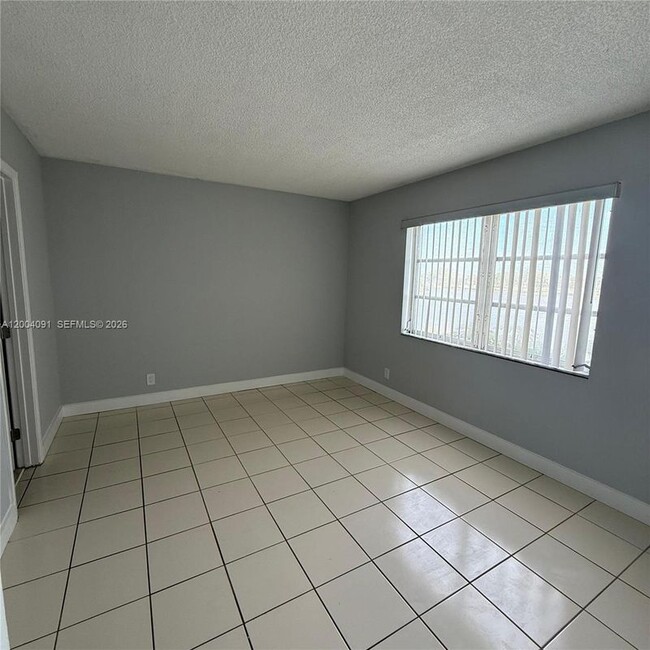 Foto del edificio - 8710 N Sherman Cir