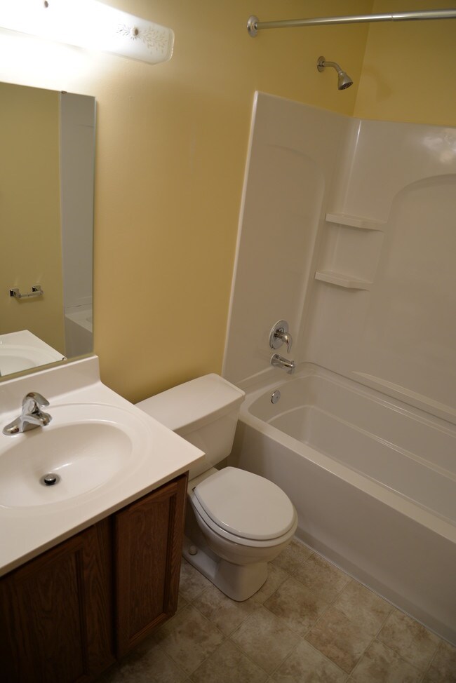 Baño completo en el segundo piso - 892 Postiy St NW