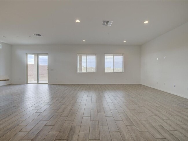 Building Photo - 4 bedroom, 2 Bathroom