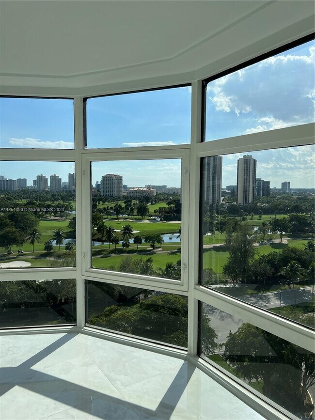Foto del edificio - 3375 N Country Club Dr