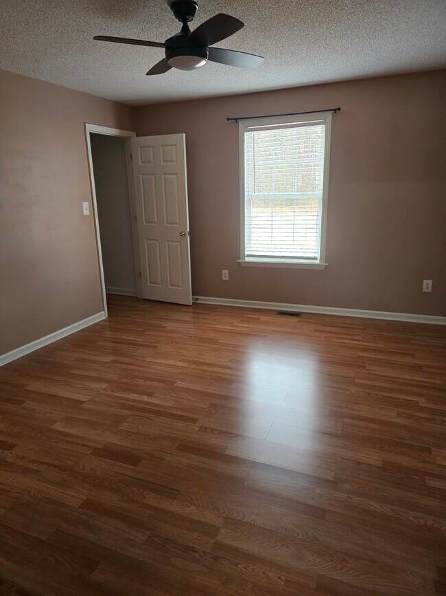 Dormitorio principal con vestidor - 884 Matthews Mill Pond Rd